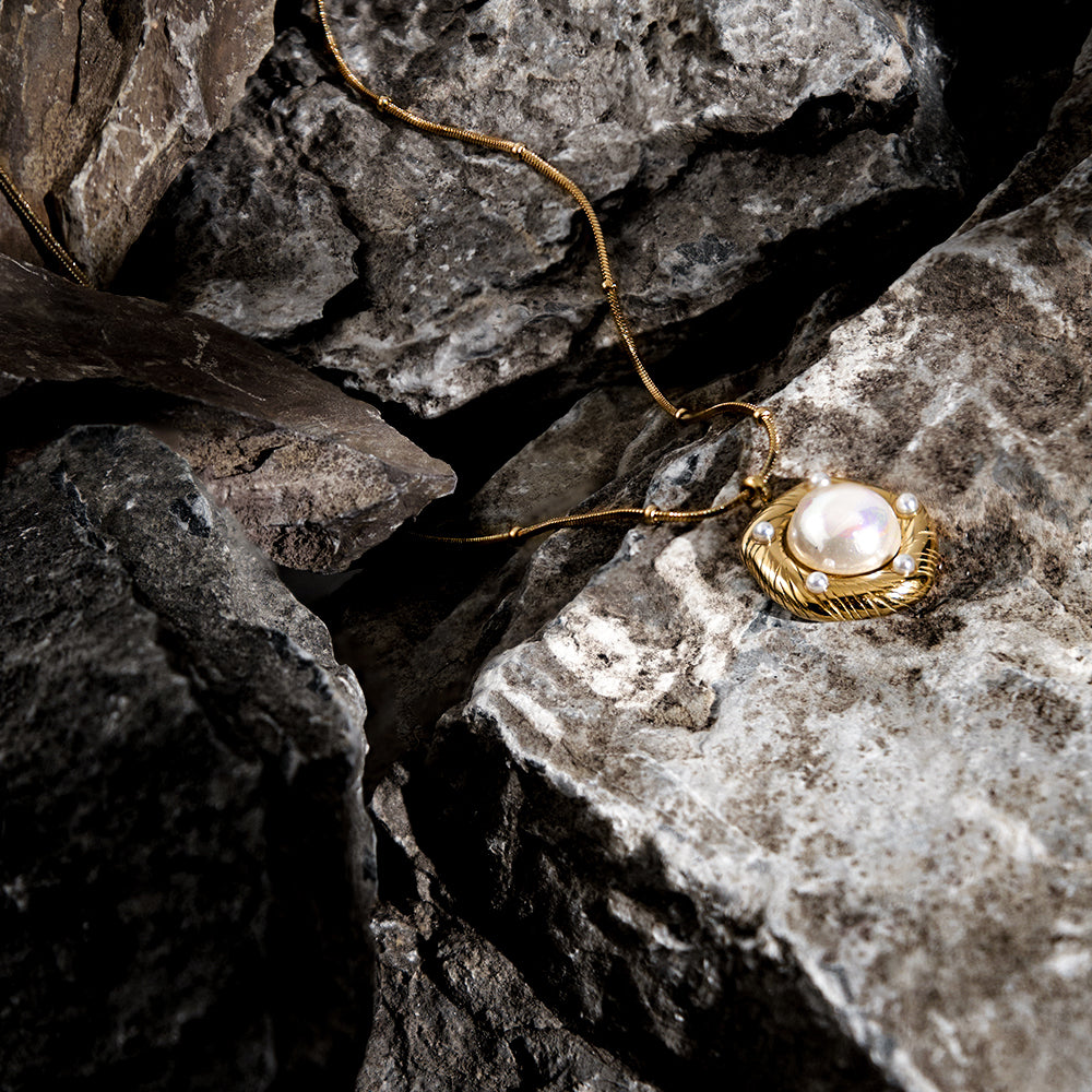 Daphne Pearl Pendant Necklace